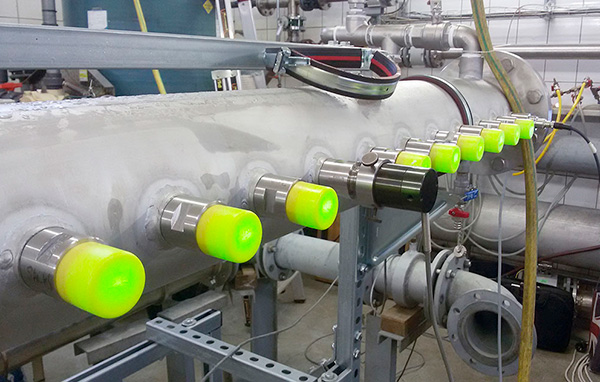 Flow through irradiation chamber equipped with a lamp under test operation